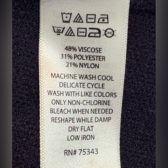 Cynthia Rowley Navy Sweater with Red Heart Accents size Large - Picture 6 of 10